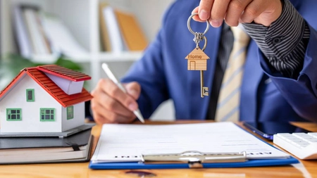 Casa și mașina vor deveni un lux pentru tot mai mulți români! Cetățenii sunt afectați din plin de măsurile fiscale abuzive 