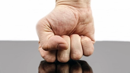 Cât este amenda pentru lovirea unei persoane? Iată ce spune legea