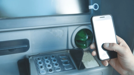 Atenție, români, când scoateți bani de pe card! Sunt vizați cei care folosesc telefonul la bancomat!