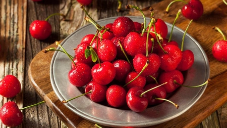 Cireșele îngrașă sau nu? Iată care sunt fructele care aduc kilograme în plus!