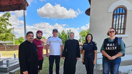 Prevenție în pridvorul bisericii! Polițiștii ieșeni au oferit lecții de siguranță pentru sute de copii din județ