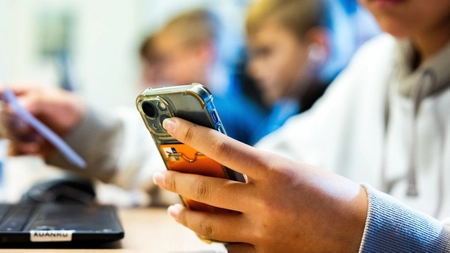Fără telefoane mobile în școlile primare! Elevii și părinții sunt obligați să respecte legea! 