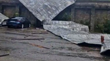 Teroare în România! Furtuna a ridicat acoperișul gării și l-a aruncat în stradă! Imagini șocante