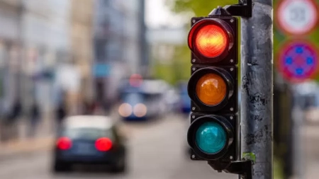 Greșeala șoferilor când stau la semafor! Mulți riscă să își strice mașina!