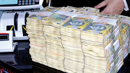 Ei sunt angajații care încasează sume colosale de la stat! Vin doar două ore pe lună la muncă, însă au făcut avere