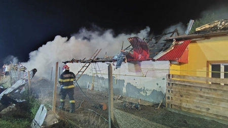 Incendiu devastator la o anexă din Liteni! Pompierii luptă să oprească extinderea focului