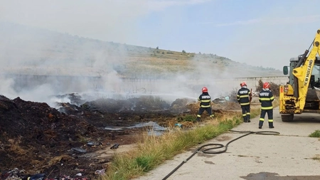 Incendiu la o platformă de depozitare a deșeurilor vegetale în satul Uricani, comuna Miroslava