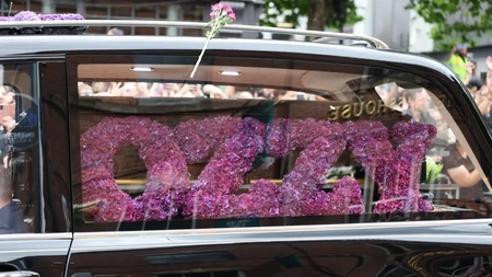 Ozzy Osbourne, condus pe ultimul drum de o mare de oameni în negru - LIVE VIDEO