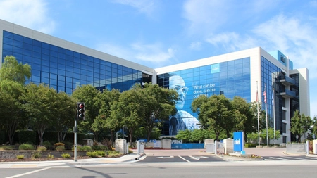 Intel face schimbări majore: Renunță la fabricile din Europa și dă afara 75.000 de angajați pentru a se redresa