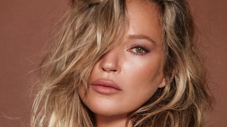 Kate Moss se bucură de o frumusețe atemporală. Modelul strălucește într-un bikini provocator