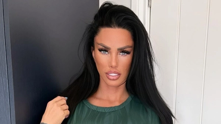 Katie Price și-a făcut o nouă operație facială! Vedeta profită de moment pentru a proba diferite rochii