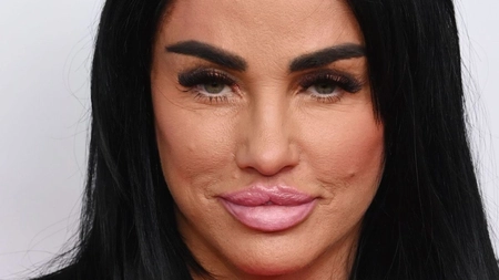 Katie Price a ales un sutien mult prea mic pentru vacanța din Dubai. Imagini care au atras din nou toate privirile