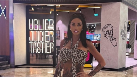 Katie Price a fost oprită de polițiști în aeroport! Vedeta a fost condusă într-o cameră separată din cauza aspectului fizic