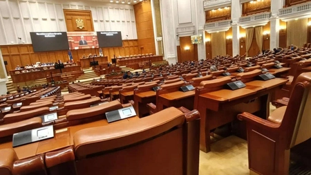 Moţiunea de cenzură împotriva Guvernului Bolojan, citită în plenul gol - VIDEO