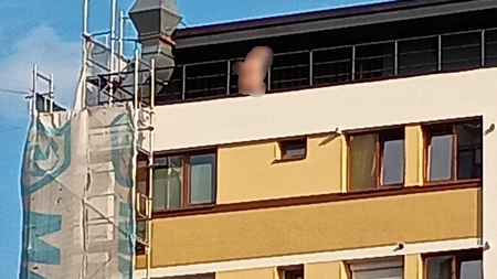 Nudism pe bloc, în centrul Iașului. Imagini explicite surprise de trecători, lângă Piața Unirii