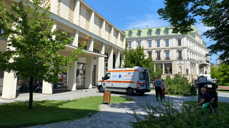 Iulian stătea cu prietenii săi pe bancă, când, dintr-odată, a început să se simtă rău! Medicii au încercat o oră să-l resusciteze: „L-am trimis la Institutul de Medicină Legală”