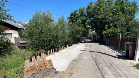 Localnicii de pe o stradă din oraș și-au făcut parcare pentru mașini în albia unui râu. Oamenii au turnat beton fără să le mai pese de lege
