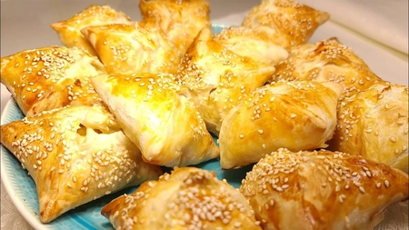 Pateuri cu brânză cu foietaj cumpărat – Rețeta pentru niște gustări rapide și delicioase, ideale pentru orice ocazie
