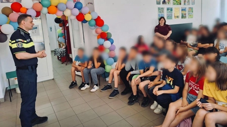 Polițiștii îi învață pe elevi să se protejeze: lecții de siguranță pentru peste 100 de copii din județul Iași