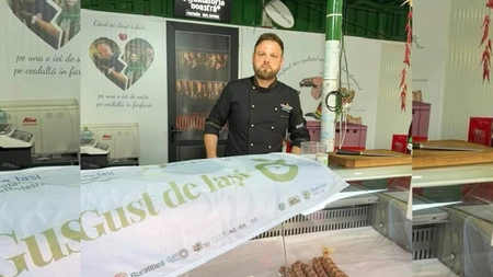 Din acest loc poți cumpăra cel mai natural salam, fără E-uri și polifosfați. „Este copt și afumat puțin, făcut doar din ceafă de porc”
