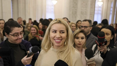Spectacol ieftin în fața Parlamentului. Bugetarii „oprimați” mimează revolta: „Suntem victime”