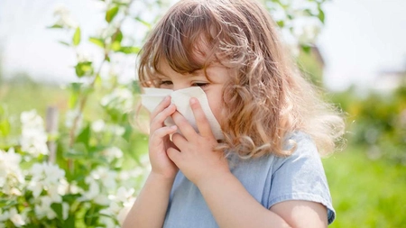 Ce simptome resimți când ai rinită alergică? Metode de prevenție și tratament