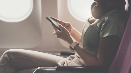 Facturi uriașe pentru românii care nu își închid telefoanele în avion! Iată cum este posibil