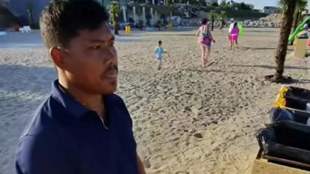 Ce salariu are un nepalez care strânge gunoiul pe plaja din Mamaia: Turiștilor nu le-a venit să creadă când au auzit câți bani ia!
