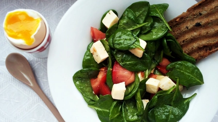 Salata de spanac – Rețetă sănătoasă, delicioasă și foarte rapidă, ideală pentru întreaga familie