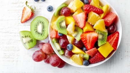 Desertul răcoritor care combate căldura extremă! Salata de fructe, un deliciu pentru papilele tale gustative