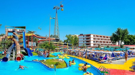 Satul de Vacanță Mamaia – O destinație emblematică a litoralului românesc. Iată ce trebuie să știi dacă vrei o escapadă în acest loc