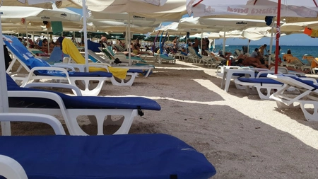 Cât costă un șezlong pe plaja familiei Simonei Halep din Mamaia. Ce spune legea despre accesul turiștilor cu cearșafuri
