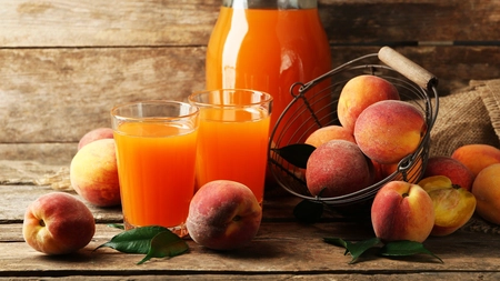 Sirop de piersici – Rețetă simplă și delicioasă, ideală de folosit în băuturile de vară sau de păstrat pentru iarnă