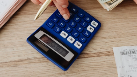 Ce se întâmplă cu vechimea în muncă dacă un angajat are două sau mai multe contracte de muncă. Se dublează sau nu?