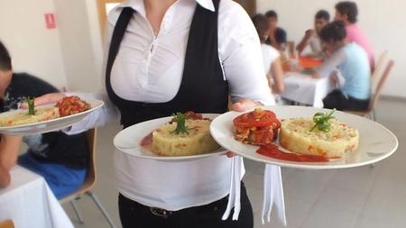 Locuri de muncă pe timpul verii. Ce salarii pot să câștige studenții care vor să se angajeze