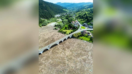 Dezastru ecologic pe lacul Izvorul Muntelui în urma inundaţiilor! Viaductul de la Poiana Largului, blocat de o mare de lemne și resturi