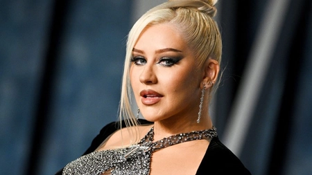 Christina Aguilera, în chiloţi pe masă. În ce ipostaze provoatoare a fost fotografiată vedeta