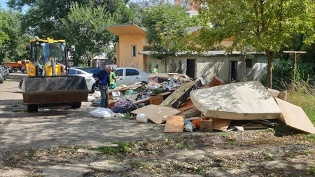 Un bărbat de 74 de ani și concubina sa, mult mai tânără, au terorizat un cartier întreg! Localnicii asistau la scene grotești în fiecare seară: „Nu am văzut în viața mea așa ceva”