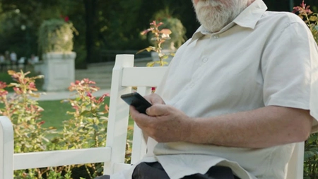 Încă un obsedat pe străzile din oraș! Un bărbat de 57 de ani filma cu telefonul sub rochiile și fustele femeilor