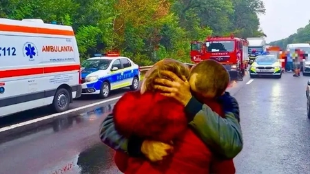 Cine sunt tinerii care s-au aruncat îmbrățișați în fața TIR-ului