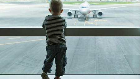 Incredibil! Părinții și-au abandonat copilul singur în aeroport ca să zboare fără el. Motivul este halucinant