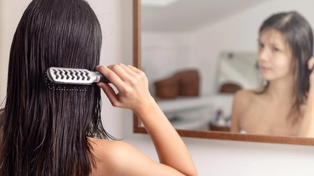 Un dermatolog avertizează care ar putea fi urmările unui trend. Un gest aparent inofensiv îți poate deteriora scalpul
