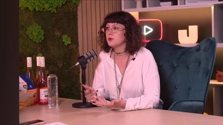 Elena Simion spune de ce cumpără oamenii mai mult decât le trebuie. Iată de ce microtrendurile creează haos în garderobă