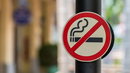 S-a terminat cu fumul! Amendă usturătoare dacă aprinzi țigara în locuri publice