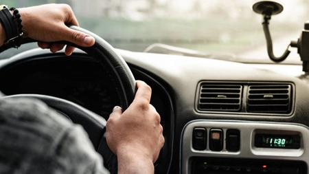 Un gest banal pentru șoferi va fi aspru sancționat! Mulți conducători auto au făcut asta!