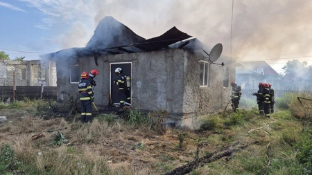 Incendiu devastator la o locuință din Podu Iloaiei! Acoperișul și bunurile din casă, distruse complet