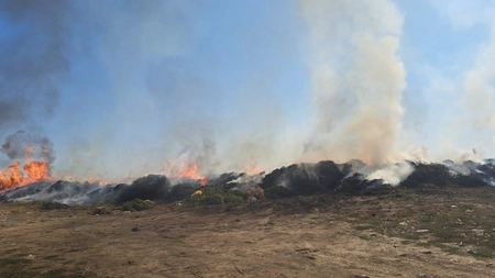 Incendiu puternic la Târgu Frumos! 100 de tone de deșeuri cuprinse de flăcări