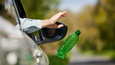 Permis suspendat și chiar închisoare pentru șoferii care fac asta! Gestul total interzis pe drumurile publice! 