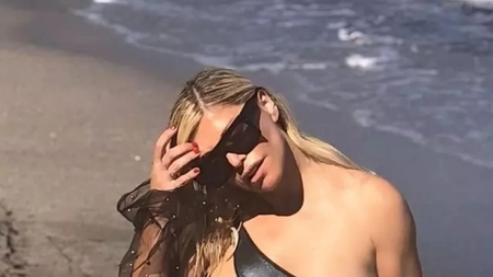 Loredana Groza, costum de baie aproape transparent și minuscul. Cum și-a făcut apariția pe plajă diva de 55 de ani