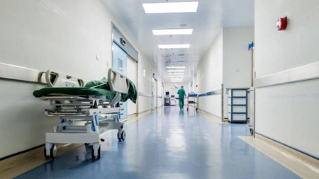 Jaf ca în filme într-un important spital din Iași! O pacientă a rămas fără 3.500 de lei, bijuteriile de aur și cardurile bancare, în timp ce era internată la Chirurgie